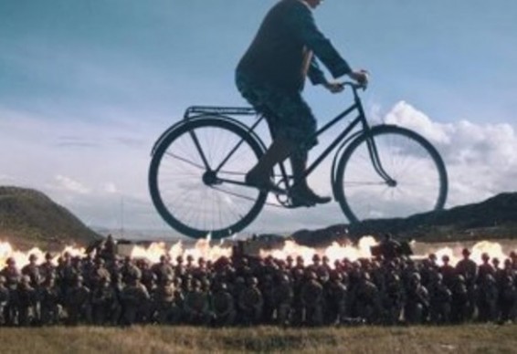 Video. Coldplay-ի սյուրռեալիստական տեսահոլովակը համացանցի հիթ է դարձել