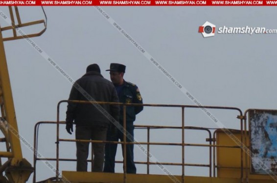 Վերամբարձ կռունկից ցած նետվել սպառնացող տղամարդը պահանջում է իրեն 1 մլն դրամի վարկ տալ