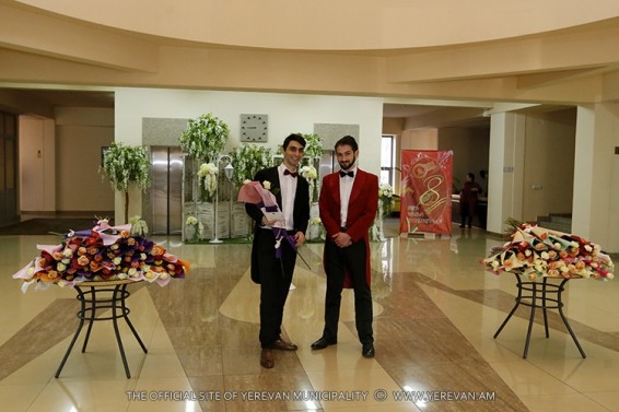 Հաճելի անակնկալ` Երևանի քաղաքապետարանում աշխատող կանանց ու աղջիկներին