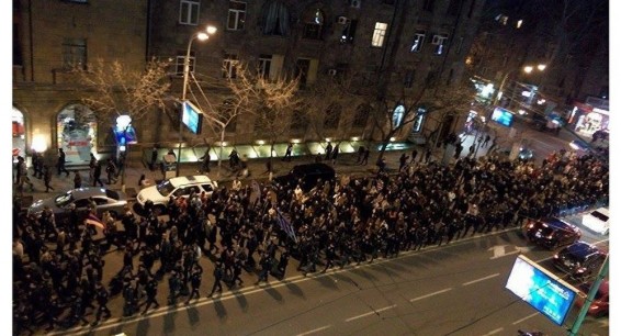 Митингующие в Ереване требуют похоронить Саркисяна в военном пантеоне