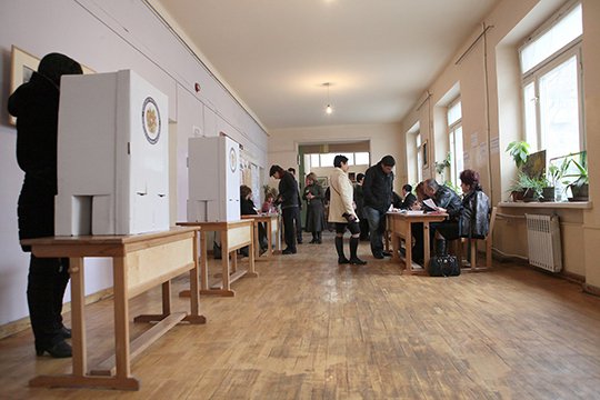 Զանգակ մանկապարտեզի դիմաց քաղաքացիներին քվեաթերթիկեր են բաժանում