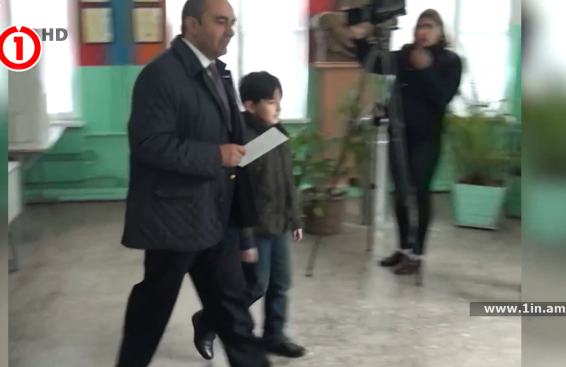 Video. Էդմոն Մարուքյանը քվեարկության էր եկել որդու հետ