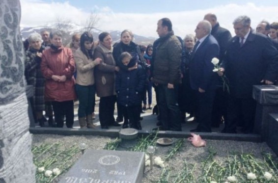 Վիգեն Սարգսյանը «Շիրակ» գերեզմանատանը հարգանքի և երախտագիտության տուրք մատուցեց ապրիլյան պատերազմի զոհերի հիշատակին