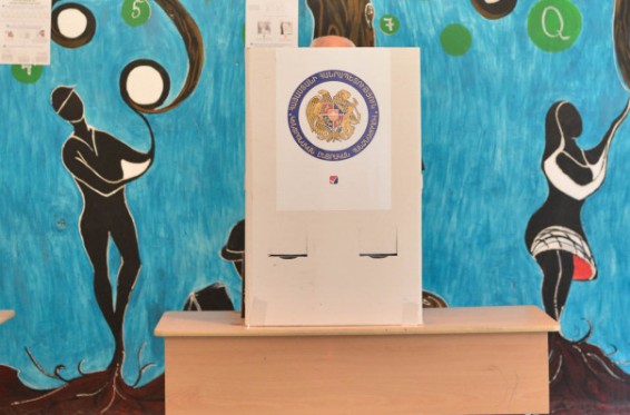 36/4 տեղամասում երկու երիտասարդ փորձել են քվեաթերթիկ հանել ընտրախցիկից. նրանց տարել են բաժին