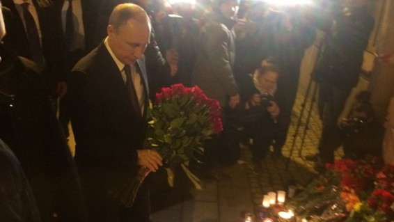 В Петербурге на место теракта приехал Путин