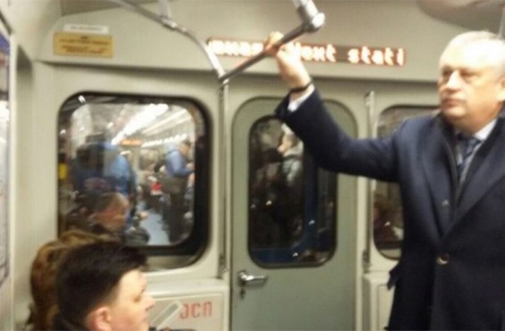 Լենինգրադի նահանգապետը պետերբուրգցիներին աջակցելու նպատակով մետրոյով է աշխատանքի գնացել