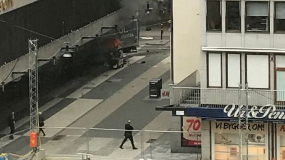Грузовик въехал в толпу в центре Стокгольма, есть пострадавшие
