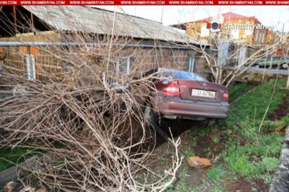 Խոշոր վթար Աշտարակում. բախումից հետո «Օպել»-ը արմատախիլ է արել հաստաբուն ընկուզենին