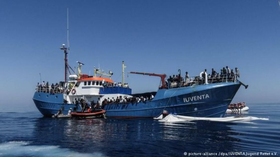 В Средиземном море терпит бедствие немецкое судно с беженцами