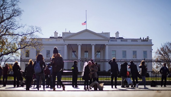 В США задержали женщину за попытку перелезть через ограду Белого дома