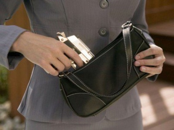 Կին ոստիկանը ատրճանակն օդանավ է անցկացրել