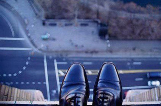 Երևանի Մառի փողոցում քաղաքացին սպառնում է ցած նետվել շենքից