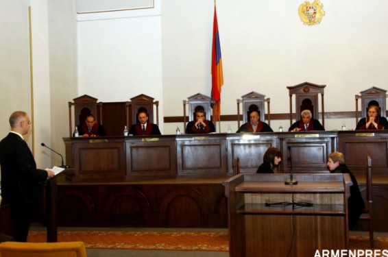 Պատասխանող կողմն անընդհատ փորձ է անում պնդումները որպես հարցեր ներկայացնել. Լ. Զուրաբյանը՝ ՍԴ-ում