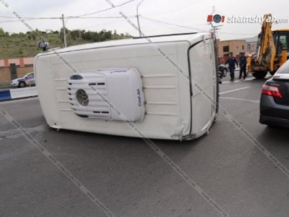 Խոշոր վթար Ոստիկանության ակադեմիայի դիմաց. բախումից հետո «Ֆորդը» շրջվել է