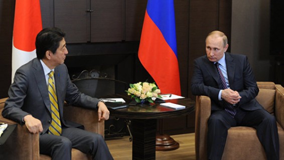 Премьер Японии рассказал лидерам G7 о встречах с Путиным и Порошенко