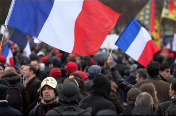 Փարիզում ուսուցիչները և աշակերտները ցույցեր են անում նախագահի թեկնածուներ Մակրոնի և Լը Պենի դեմ