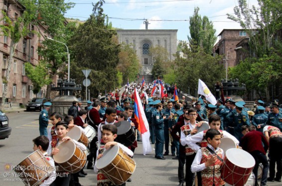 Փողային նվագախմբերի մասնակցությամբ հանդիսավոր քայլ-շքերթ՝  Մայիսյան եռատոնին ընդառաջ