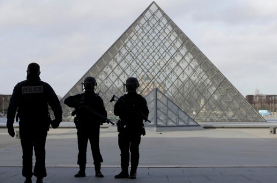 Լուվրի մոտ գտնվող հրապարակում կասկածելի պայուսակ են հայտնաբերել. մարդիկ տարհանվել են