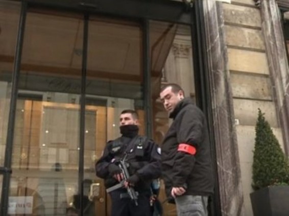 Փարիզում անհայտ անձինք կողոպտել են ոսկերչական խանութը