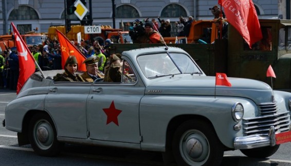 В Петербурге шествие Бессмертного полка возглавил автомобиль маршала Жукова