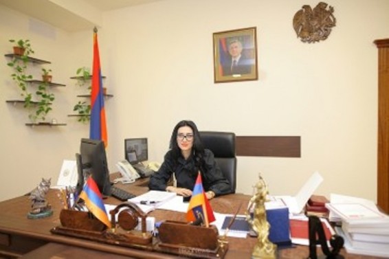 Ինչպիսին են Արփինե Հովհաննիսյանի աշխատասենյակն ու աշխատասեղանը