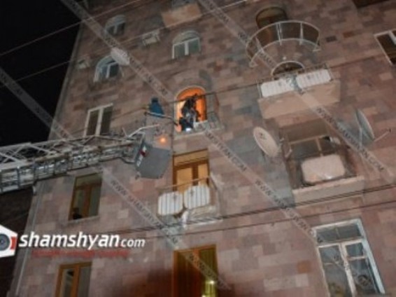 Photo. Արտակարգ դեպք Երեւանում. շենքերից մեկի պատշգամբը փլվել եւ թափվել է ներքեւի պատշգամբի վրա ու մայթին