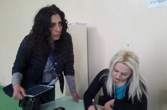 4/35 ընտրատեղամասում դիտորդներից մեկը քվեախցիկ անձամբ է ուղեկցել ընտրողին, ինչը չեն գրանցում. «Ելք»-ի վստահված անձ