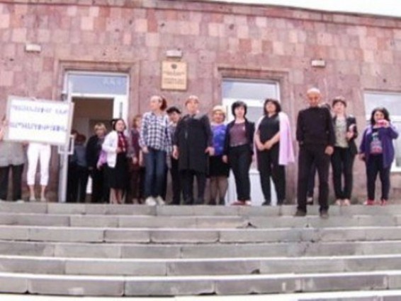 Թիվ 17 դպրոցի կոլեկտիվը խոչընդոտել է նոր տնօրենի մուտքը դպրոց