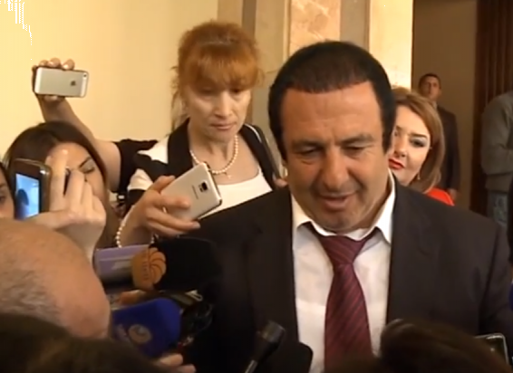 6-րդ գումարման ԱԺ անդրանիկ նիստի մեկնարկից առաջ Գագիկ Ծառուկյանը պատասխանել է լրագրողների հարցերին