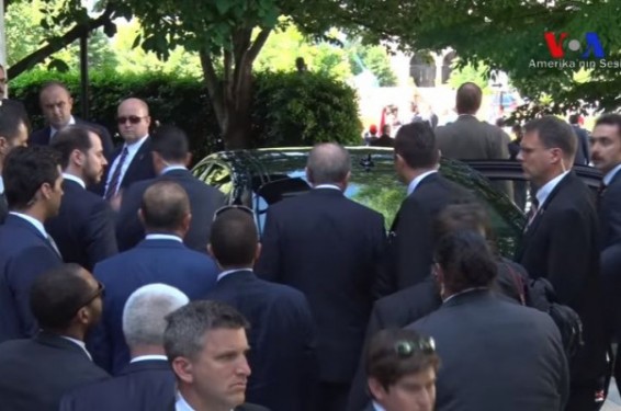 Նոր տեսանյութը ցույց է տալիս՝ ինչպես է Էրդողանը հեռվից դիտում Վաշինգտոնում ցուցարարների վրա իր թիկնապահների հարձակումը