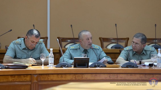 В Минобороны Армении обсудили вопросы безопасности военнослужащих на передовой и возможные провокации противника