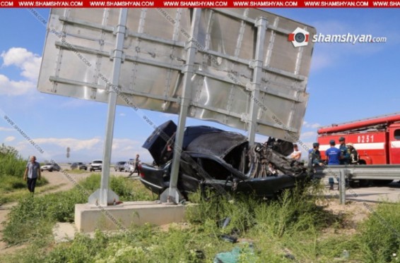 Երևան-Արտաշատ ճանապարհին Mercedes-ը բախվել է ցուցանակին. տուժածների վիճակը ծանր է