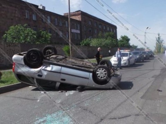 Խոշոր վթար Դրոյի փողոցում. բախվել են Lexus-ն ու Opel-ը, վերջինը գլխիվայր շրջվել է. կան վիրավորներ