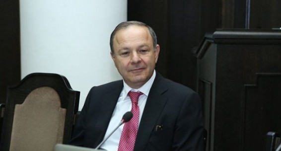Я менеджер здравоохранения, с политическими вопросами ко мне не обращайтесь