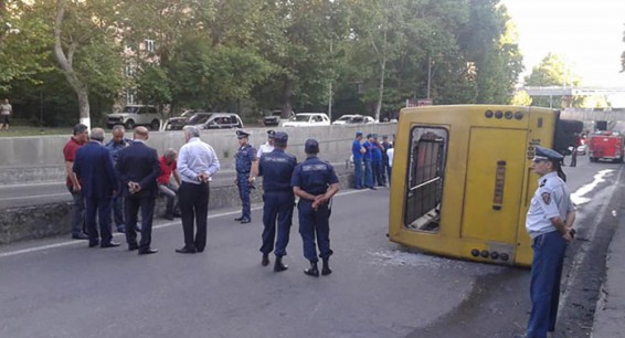 В Ереване перевернулся автобус, есть пострадавшие