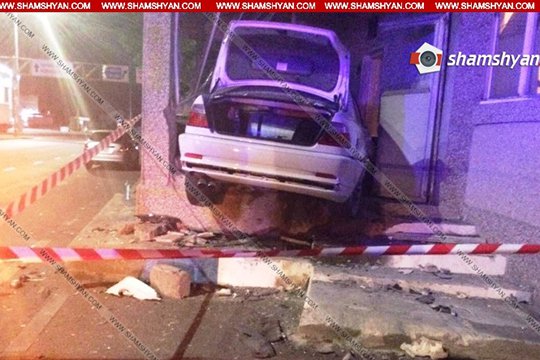 BMW-ն մխրճվել է Նորագավիթի ՃՈ հենակետի շինության մեջ. կա վիրավոր. shamshyan.com