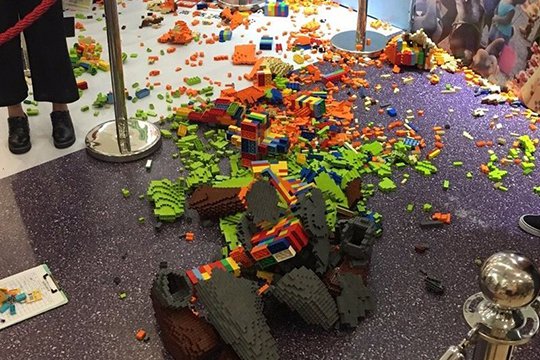 Փոքրիկը կոտրել է 15 հազար դոլար արժեքով Lego-ի արձանը ցուցադրության բացումից մեկ ժամ անց