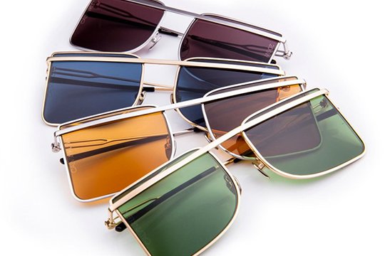 Calvin Klein-ի նոր ակնոցների վրա նշված են խանութների հասցեները