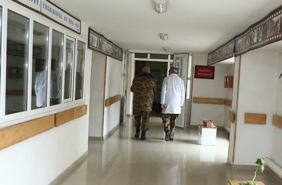 Արցախում վիրավորված զինծառայողին վիրահատում են. վնասվել են աչքերը. news.am