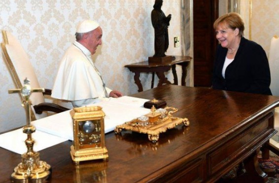 Մերկելը Հռոմի պապին արգենտինական քաղցրավենիք և երաժշտական ձայնասկավառակներ է նվիրել