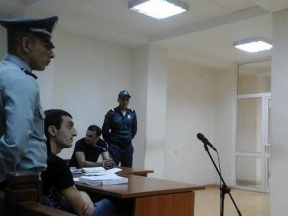 8 անգամ օդ է կրակել, սակայն, հրաման տվողին չի ճանաչում. Սարի թաղի գործով տուժող ոստիկան