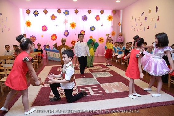 Photo. Մանկապարտեզն ավարտող երեխաները ստանում են դպրոցական առաջին նվերները