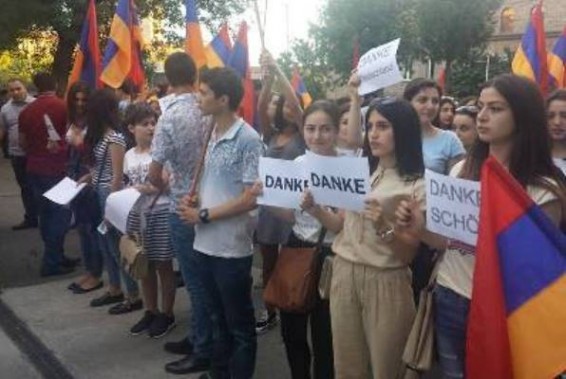 Երևանում հայ երիտասարդները շնորհակալություն հայտնեցին Գերմանիային Բունդեսթագի բանաձևի համար