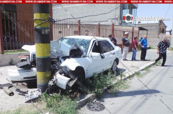 Փարաքարի ճանապարհին Mercedes-ը բախվել է էլեկտրասյանը. 3 տուժածներից 2-ի վիճակը ծանր է