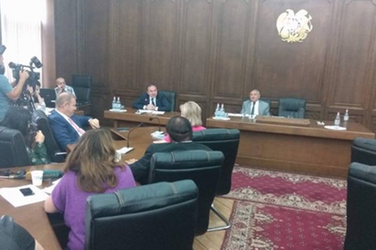 Որոշ դասագրքերի հեղինակներ կարծես հոգեկան աննորմալություններ ունեն. Վարդան Բոստանջյանը՝ Լևոն Մկրտչյանին