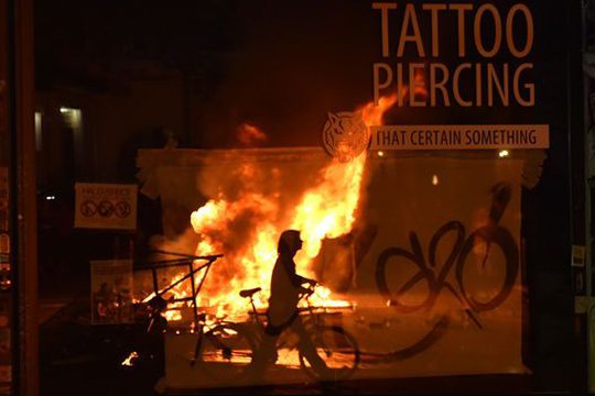 Համբուրգում այրված մեքենաների սեփականատերերին ուղետոմս կնվիրեն