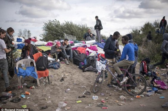 Ֆրանսիացի ոստիկանները կասկածվում են ներգաղթյալների խմելու ջուրը թունավորելու համար. The Daily Mail