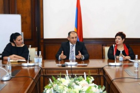 Վարդան Արամյանը դիպլոմներ է հանձնել