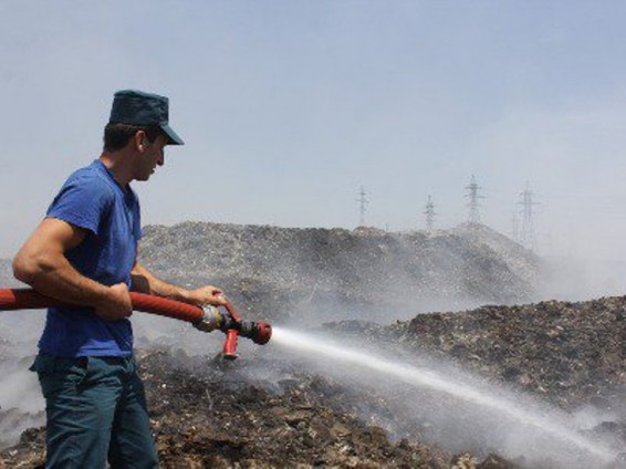 3 օր փրկարարները պայքարում են Հաղթանակ թաղամասում բռնկված հրդեհի դեմ