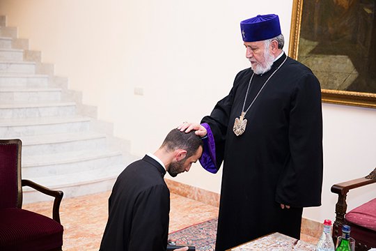 Ամենայն Հայոց Կաթողիկոսն իր օրհնությունն է բաշխել նորաօծ Վահրիճ քահանային